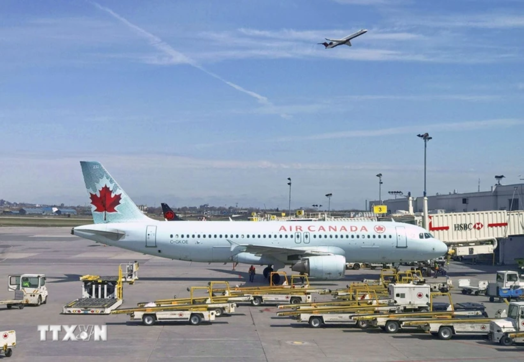 Hàng không Canada tạm dừng một số tuyến bay do căng thẳng thương mại với Mỹ